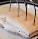 3、广式脆皮烧肉,用叉子或者竹签子在肉皮上刺无数小孔(密密麻麻地扎哈,千万别手软)