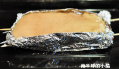 11、广式脆皮烧肉,腌制过的猪肉(如果放在冰箱冷藏过,提前取出回复室温)