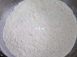 1、芝麻花生千层酱香饼 酱香浓郁层次分明,称量300克普通面粉放入和面盆中。