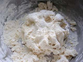 2、芝麻花生千层酱香饼 酱香浓郁层次分明,先用开水烫一下面，然后把面稍微揉揉，聚成一团，此时的面还比较干。