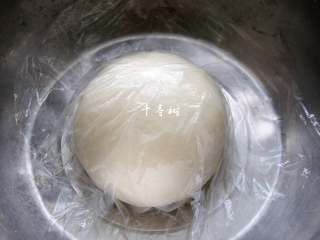 3、芝麻花生千层酱香饼 酱香浓郁层次分明,再加入冷水，揉成光滑的面团，盖上保鲜膜松弛一会儿。