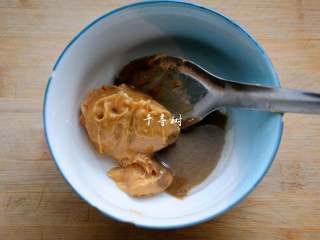 4、芝麻花生千层酱香饼 酱香浓郁层次分明,芝麻酱花生酱和油、盐盛入小碗。