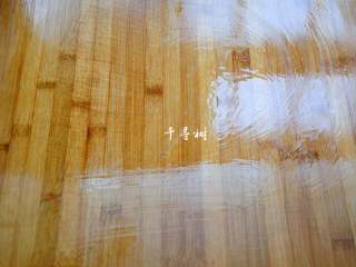 6、芝麻花生千层酱香饼 酱香浓郁层次分明,案板抹上薄薄的一层油防粘。