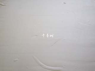 8、芝麻花生千层酱香饼 酱香浓郁层次分明,再用擀面杖擀成与案板同大的薄片。