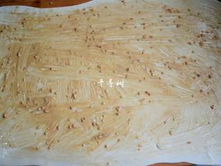 9、芝麻花生千层酱香饼 酱香浓郁层次分明,用刷子把混合好的酱料均匀的涂抹到擀开的面团上。