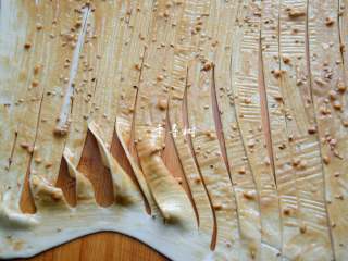 11、芝麻花生千层酱香饼 酱香浓郁层次分明,重点来了：用锋利的小刀把擀开的面片划上N刀，如果喜欢层次多就多划几刀。注意面片的两头不要划断，方便后续操作。