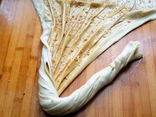 12、芝麻花生千层酱香饼 酱香浓郁层次分明,从一头开始边拉边扭，直到把整个面片全卷起来。