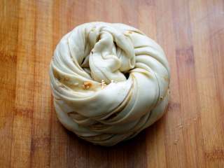 13、芝麻花生千层酱香饼 酱香浓郁层次分明,可以堆叠成两层，把头部卷入到中间的空心里去。