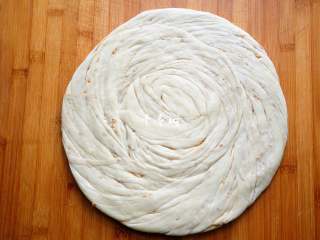 14、芝麻花生千层酱香饼 酱香浓郁层次分明,松弛5分钟后，压扁然后擀开。