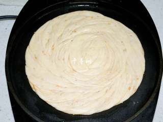 15、芝麻花生千层酱香饼 酱香浓郁层次分明,电饼铛摸油，选择烙饼模式并放入饼胚，三四分钟后翻一次面。