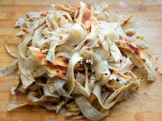 16、芝麻花生千层酱香饼 酱香浓郁层次分明,大约8分钟就可以出锅了，趁热用筷子挑散就可以了，非常容易就是一层一层的了。