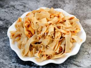 17、芝麻花生千层酱香饼 酱香浓郁层次分明,装到盘子里，美美的早餐就可以上桌了。