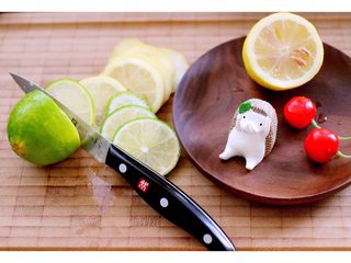 3、风味花蛤,把青、黄柠檬用刀切成薄片备用……