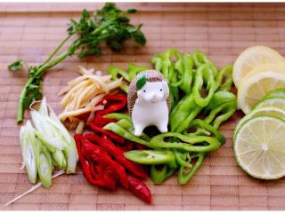 4、风味花蛤,把其它食材都用刀切成细丝备用……