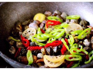 9、风味花蛤,放入青、红尖椒丝