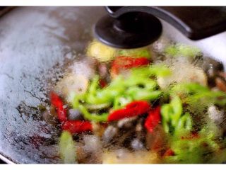 10、风味花蛤,不要翻炒青、红尖椒、盖上锅盖大火烧开即可关火