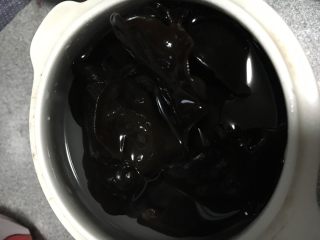 1、黑木耳炖素鸡,黑木耳提前泡发好