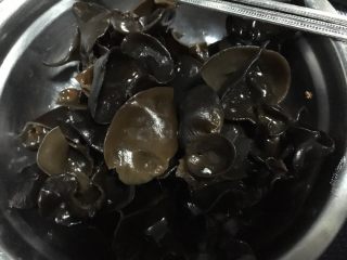 2、黑木耳炖素鸡,撕成小朵