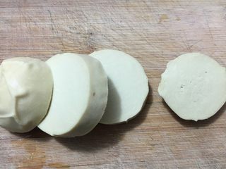 3、黑木耳炖素鸡,素鸡先切片，稍微厚一些