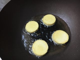 4、黑木耳炖素鸡,锅里多放点油，放入素鸡煎炸，中间留点余地，别沾一起了