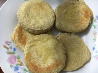 5、黑木耳炖素鸡,煎成两面金黄即可