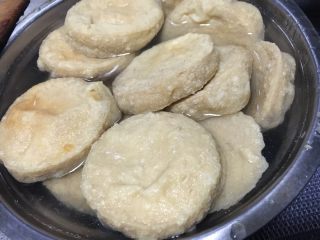 6、黑木耳炖素鸡,倒开水浸泡素鸡两小时