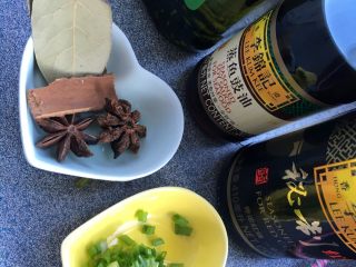 7、黑木耳炖素鸡,准备好调料，香葱切碎