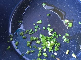 8、黑木耳炖素鸡,锅内倒入适量的油，炒香葱花