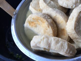 9、黑木耳炖素鸡,素鸡连同水一起倒入锅中