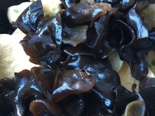 10、黑木耳炖素鸡,同时放入黑木耳和香料