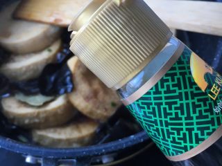 11、黑木耳炖素鸡,略煮一下放酱料