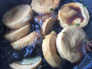 12、黑木耳炖素鸡,翻炒均匀，让汁水浸着素鸡才好