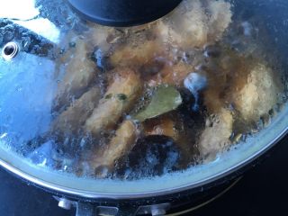 13、黑木耳炖素鸡,加盖中小火炖煮30分钟