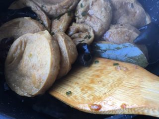 14、黑木耳炖素鸡,中途要时常翻动一下