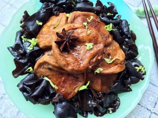 15、黑木耳炖素鸡,可以出锅啦，因为没有香葱了，干脆撒了几丝生菜叶，倒也还不错哈