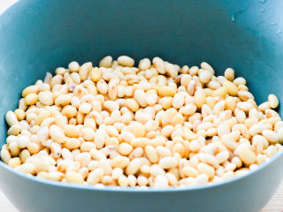 2、不用盐卤，不用内脂，一样做出好吃的豆腐,浸泡好的豆子，把水倒掉。