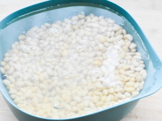 3、不用盐卤，不用内脂，一样做出好吃的豆腐,重新加水，水大约在1.7升。