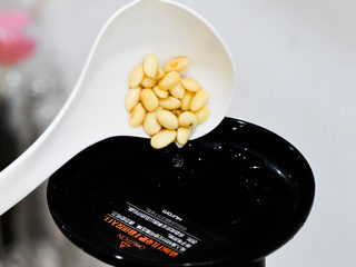 4、不用盐卤，不用内脂，一样做出好吃的豆腐,把豆子和水一起放进榨汁机。