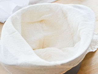 6、不用盐卤，不用内脂，一样做出好吃的豆腐,纱布袋套在锅上。