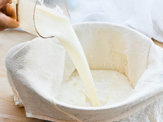 7、不用盐卤，不用内脂，一样做出好吃的豆腐,把磨好的豆浆倒入，过滤一遍，这样做好的豆腐口感会好，细腻些。