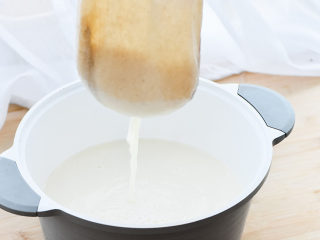 8、不用盐卤，不用内脂，一样做出好吃的豆腐,让它自己自动流下了，不用挤压，因为本来的豆浆就比较细腻，用劲挤压，会把豆渣一起流出来。