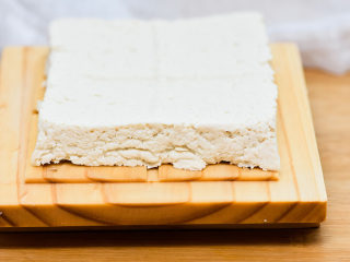 17、不用盐卤，不用内脂，一样做出好吃的豆腐,做好的豆腐。看着没有外面买的漂亮有颜值，但是吃起来却是有豆香的豆腐。