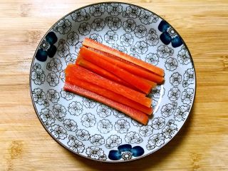 5、寿司,胡萝卜焯好后捞出来，冷水过凉，沥干水分备用