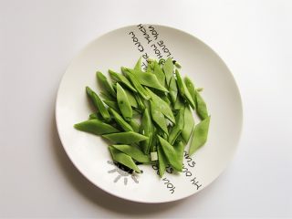 4、肉末酱香豆角面,宽豆角切斜条备用