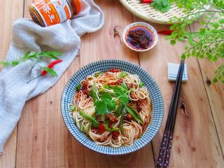 12、肉末酱香豆角面,喜欢辣椒的，还可以加点剁椒在上面点缀，油泼辣子也行，随自己喜好调味吧