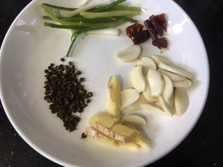 2、麻辣田螺,准备适量的花椒,干辣椒,大蒜,生姜,葱