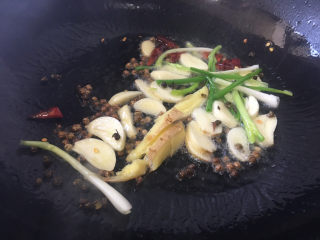 4、麻辣田螺,爆香刚才的调料