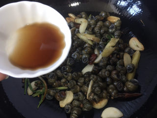 6、麻辣田螺,加入适量的料酒
