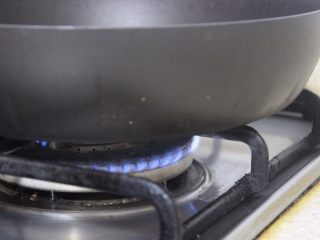 2、自做芝麻酱,那个平底锅，开上小火