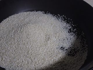 3、自做芝麻酱,把白芝麻倒进去